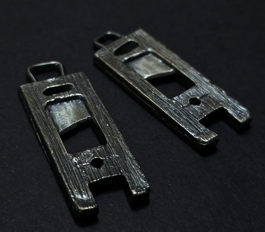 Guillotine Pendant