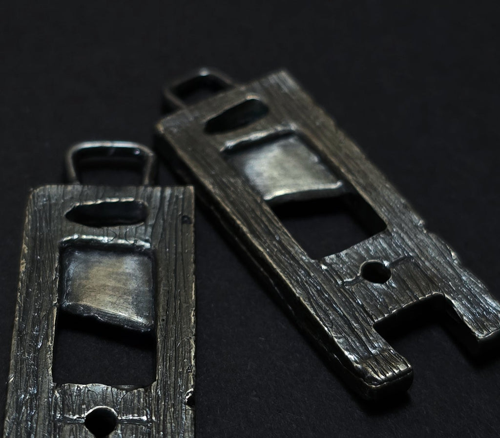 Guillotine Pendant