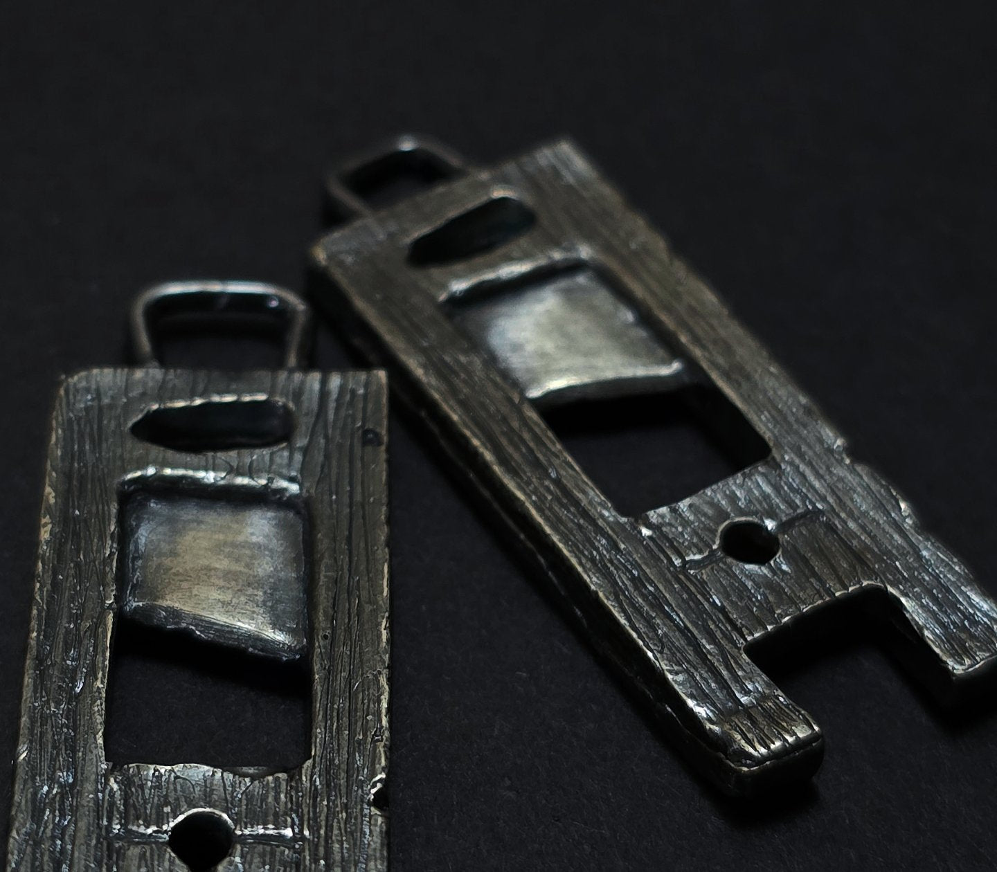 Guillotine Pendant